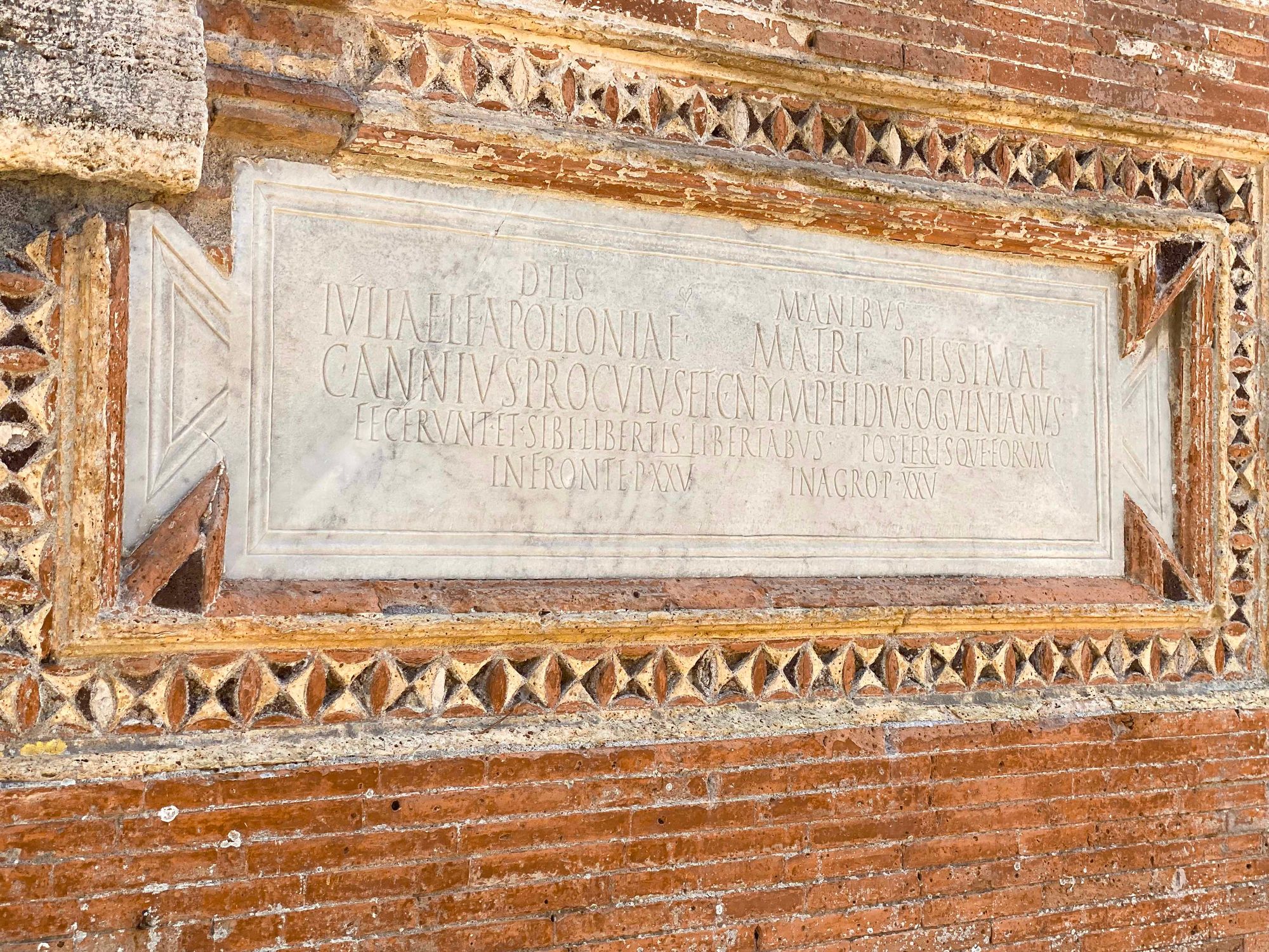 Iscrizione su una tomba - Necropoli di Porto - Photo by Federico Rinaldi